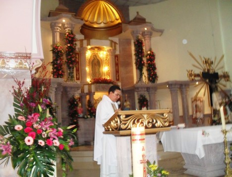 El párroco en Ziquítaro, explica durante la celebración