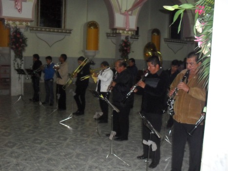 Fiesta, 7. Banda de San Angel Surumucapio, despidiéndose de la Virgen